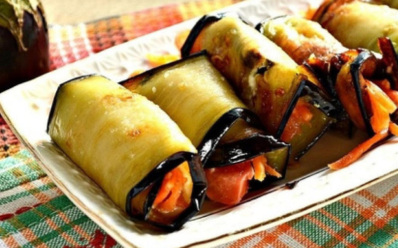 Рулетики из баклажана с овощами
